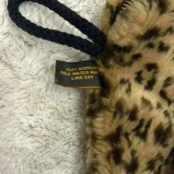 Fabulous Furs Cheetah Wristlet 100% acrylic 5x8x2 - Picture 4 of 4